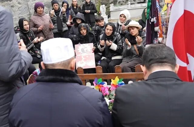 Mattia Ahmet Minguzzi mezarı başında anıldı, Atlas Çağlayan’ın annesi de katıldı