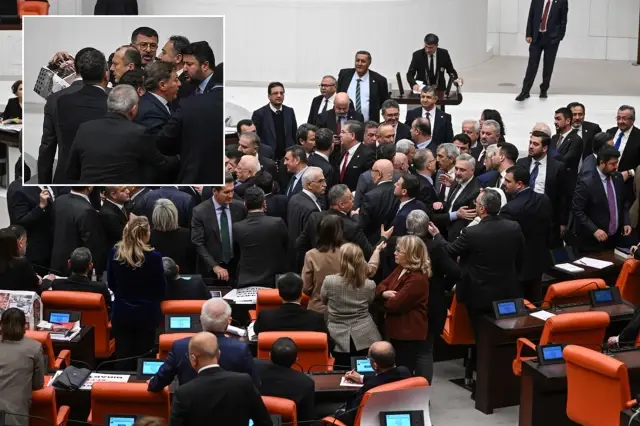 meclis te kavga oturuma iki kez ara verildi 19493802 3372 o