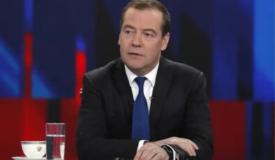 Medvedev’den Macron’a ironik yanıt: Korkudan Grönland’dan vazgeçecekler