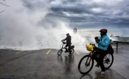 Megakentte lodos esareti! Dev dalgalar sahilleri dövdü