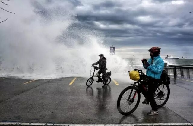 Megakentte lodos esareti! Dev dalgalar sahilleri dövdü