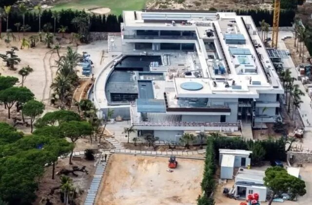 Muslukları altından! Dünyaca ünlü ismin taşınmayı düşündüğü malikane olay oldu