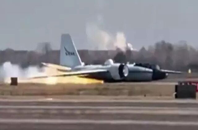 NASA araştırma uçağı alev alarak gövde üzerine iniş yaptı