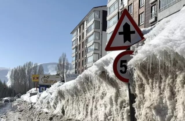 O kentimizde kar kalınlığı trafik tabelasının yüksekliğine ulaştı