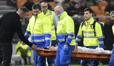 Oğlunu oyuna alan Robin van Persie’ye çifte şok