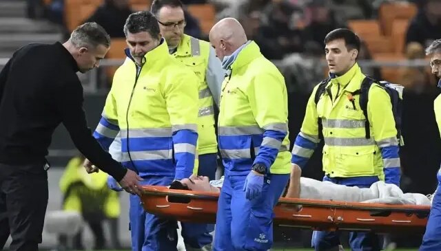 Oğlunu oyuna alan Robin van Persie’ye çifte şok