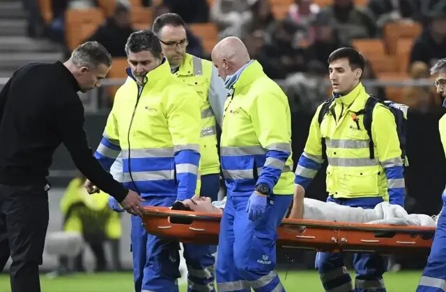 Oğlunu oyuna alan Robin van Persie’ye çifte şok