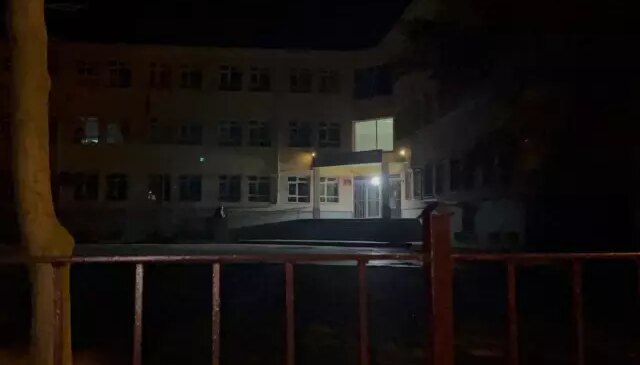 Okul bahçesi kan gölüne döndü! Babayı dövdüler, oğlunu bıçakladılar