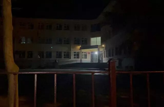 Okul bahçesi kan gölüne döndü! Babayı dövdüler, oğlunu bıçakladılar