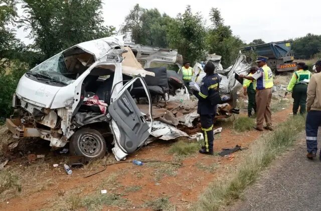 Okul servisi kamyonla kafa kafaya çarpıştı! 14 öğrenci hayatını kaybetti