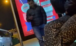 Otobüs durağında skandal görüntü: Karşısındaki kadınlara bakarak…