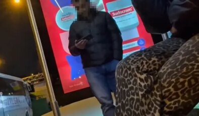 Otobüs durağında skandal görüntü: Karşısındaki kadınlara bakarak…