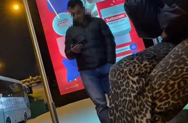 Otobüs durağında skandal görüntü: Karşısındaki kadınlara bakarak…