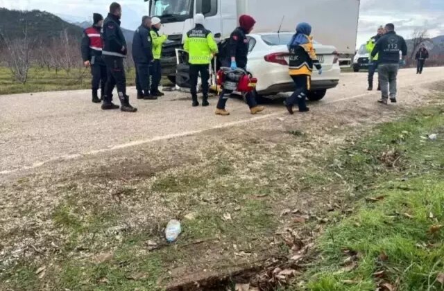 Otomobil park halindeki kamyona çarptı! Bilanço ağır