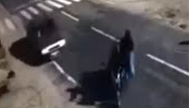 Otomobilin çarptığı üçtekerdeki anne ölürken, oğlu ağır yaralandı