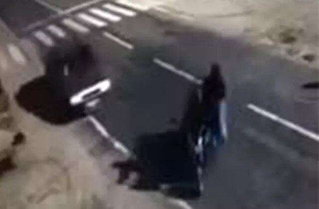 Otomobilin çarptığı üçtekerdeki anne ölürken, oğlu ağır yaralandı