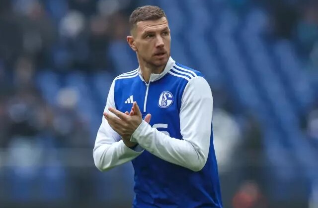 Oyuna sonradan giren Edin Dzeko, 86. dakikada 2-0 geride oldukları maçta kahraman oldu