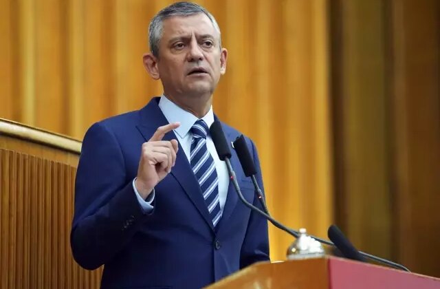 Özgür Özel, Cumhurbaşkanı Erdoğan’ı hedef alan Yunan gazeteciye sert tepki gösterdi