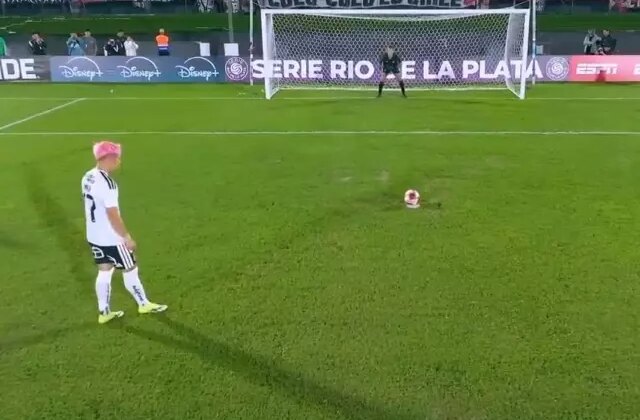 Penaltı için topun başına geçen futbolcu hayatının şokunu yaşadı