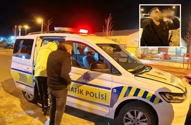Pişkin sürücü ehliyetine el konulunca araç başında içmeyi sürdürdü