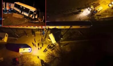 Raylarda mahsur kalan dolmuşa tren çarptı