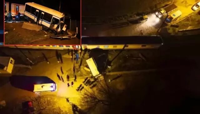 Raylarda mahsur kalan dolmuşa tren çarptı