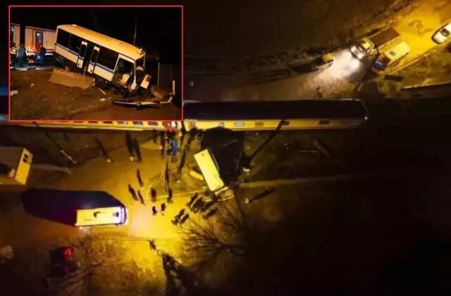 Raylarda mahsur kalan dolmuşa tren çarptı