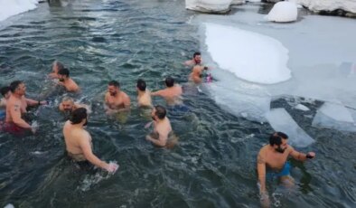 Rize’de Sibirya’yı andıran görüntüler, sporcular donmuş suda yüzdü