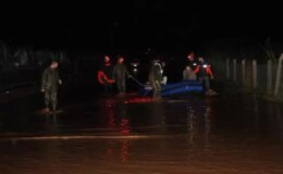 Sağanak yağış afet getirdi! Mahsur kalanlar botla kurtarıldı