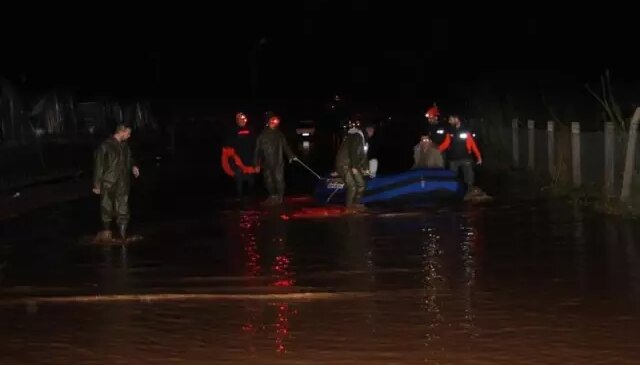Sağanak yağış afet getirdi! Mahsur kalanlar botla kurtarıldı