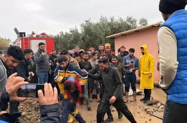 Kenti sağanak vurdu! Oynarken tahliye kanalına düşen 3 yaşındaki çocuk hayatını kaybetti