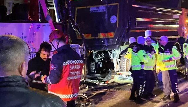 Sakarya’da 1’i yolcu otübüsü 4 aracın karıştığı zincirleme kaza: 1 ölü, 27 yaralı