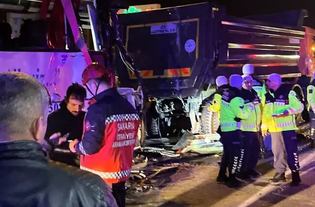 Sakarya’da 1’i yolcu otübüsü 4 aracın karıştığı zincirleme kaza: 1 ölü, 27 yaralı