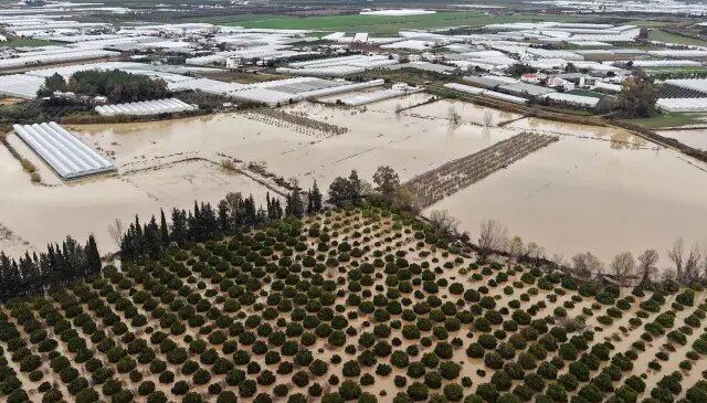 ‘Sarı kod’la uyarılan Antalya’da tarım alanları su altında kaldı