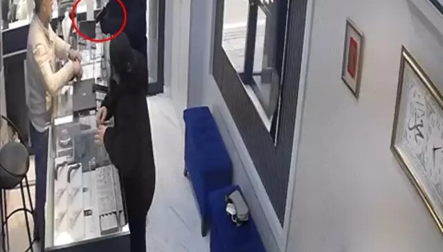 Silahla soymaya geldiği kuyumcu azarlayınca kaçtı; o anlar kamerada