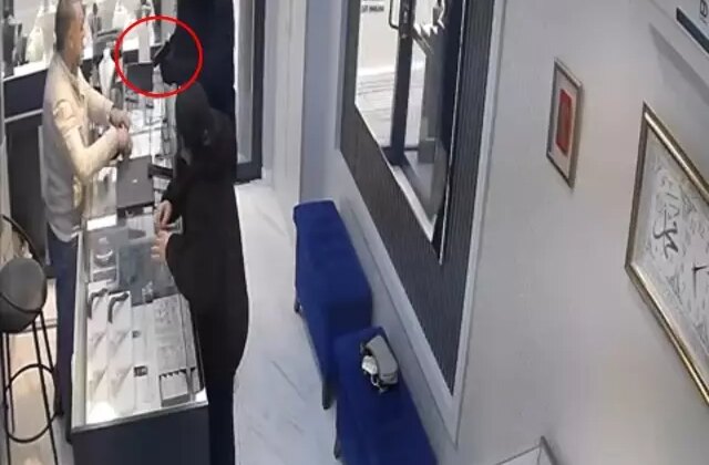 Silahla soymaya geldiği kuyumcu azarlayınca kaçtı; o anlar kamerada