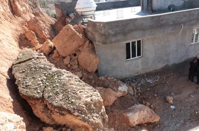 Şırnak’ta heyelan korkuttu: Dev kayalar evin üzerine düştü, aile son anda kurtuldu
