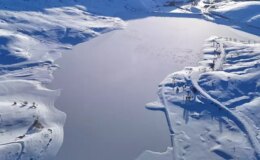 Sivas’ta Yıldız Göleti’nin yüzeyi buz tuttu