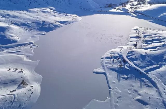 Sivas’ta Yıldız Göleti’nin yüzeyi buz tuttu