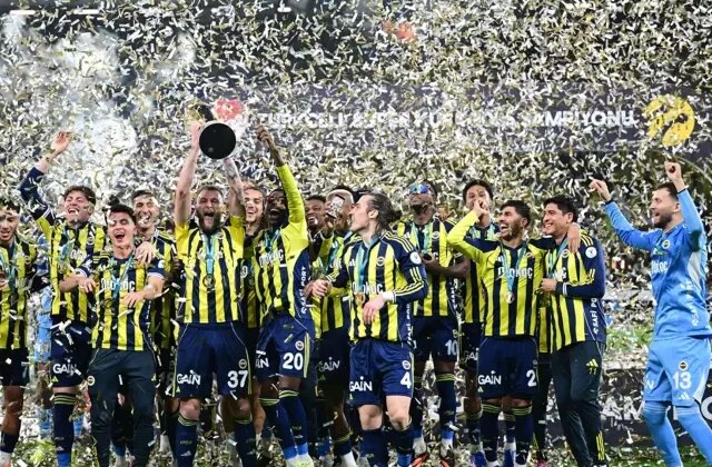 Süper Kupa şampiyonu Fenerbahçe, kupasını aldı