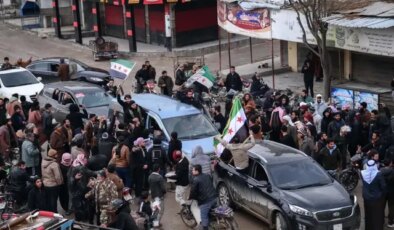 Suriye ordusu ele geçirdiği bölgelerde coşkuyla karşılandı! Meydanlarda halay çekiliyor
