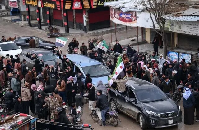 Suriye ordusu ele geçirdiği bölgelerde coşkuyla karşılandı! Meydanlarda halay çekiliyor