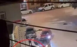 Tartıştığı ağabeyini sokak ortasında bıçakladı; o anlar kamerada