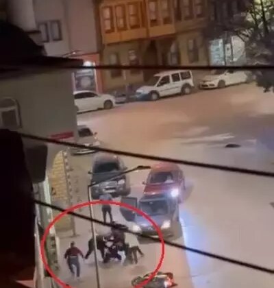 Tartıştığı ağabeyini sokak ortasında bıçakladı; o anlar kamerada