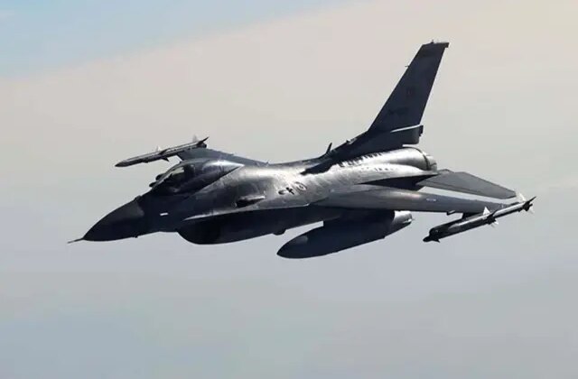 Tayvan’da F-16 savaş uçağı eğitim uçuşunda düştü