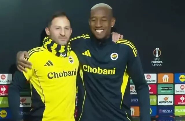 Tedesco’dan basın toplantısına damga vuran hareket