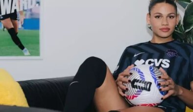 Tek imzayla dünyanın en çok kazanan kadın futbolcusu oldu