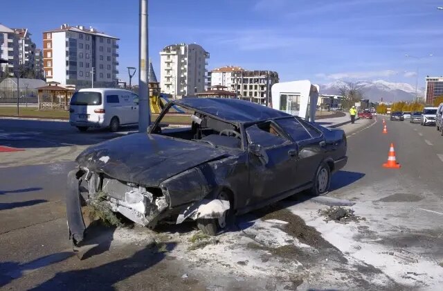 Telefonla uğraşırken takla atan otomobilden yara almadan kurtuldu