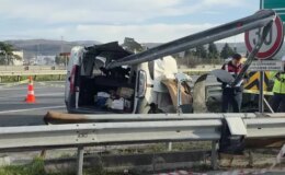 TEM’de hafif ticari araç bariyerlere saplandı, 2 kişi hayatını kaybetti