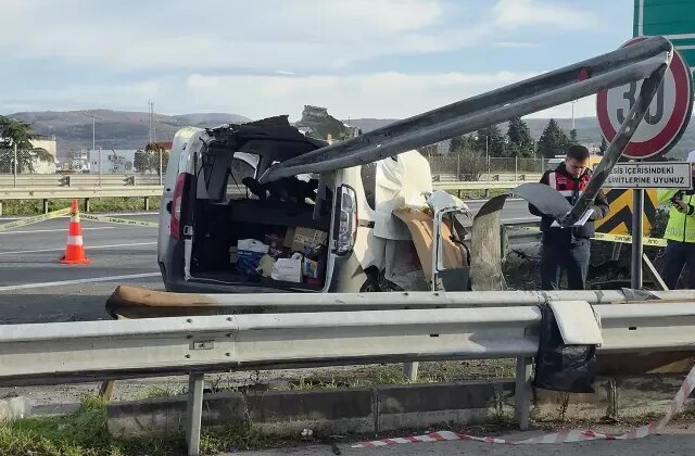 TEM’de hafif ticari araç bariyerlere saplandı, 2 kişi hayatını kaybetti